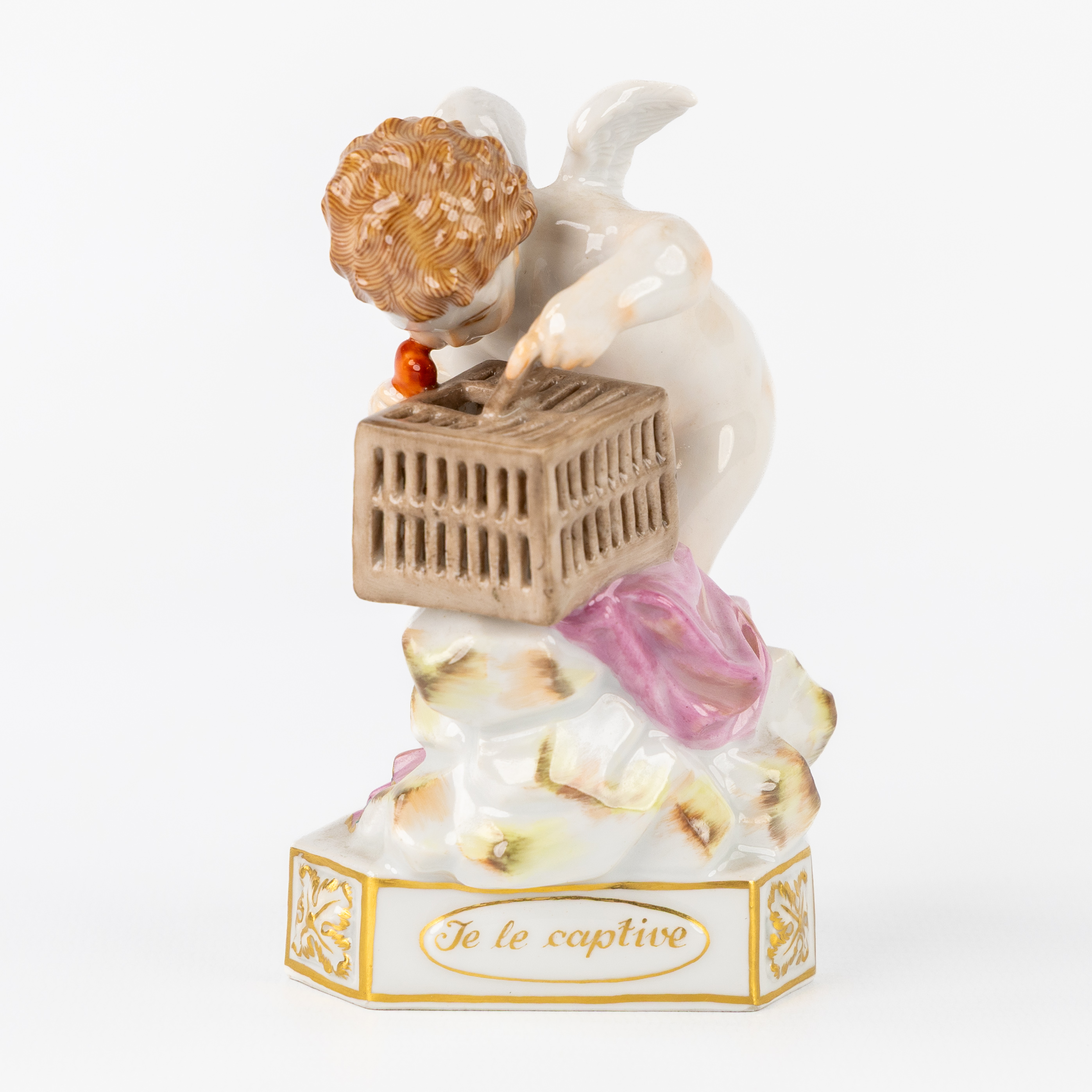 Meissen, 'Je Le Captive', een porseleinen figuur van Cupido, Duitsland, Saksen, 20ste eeuw. (L:9 x W:6 x H:11 cm)